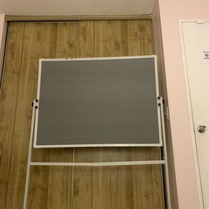 A board with two sides : white and light gray